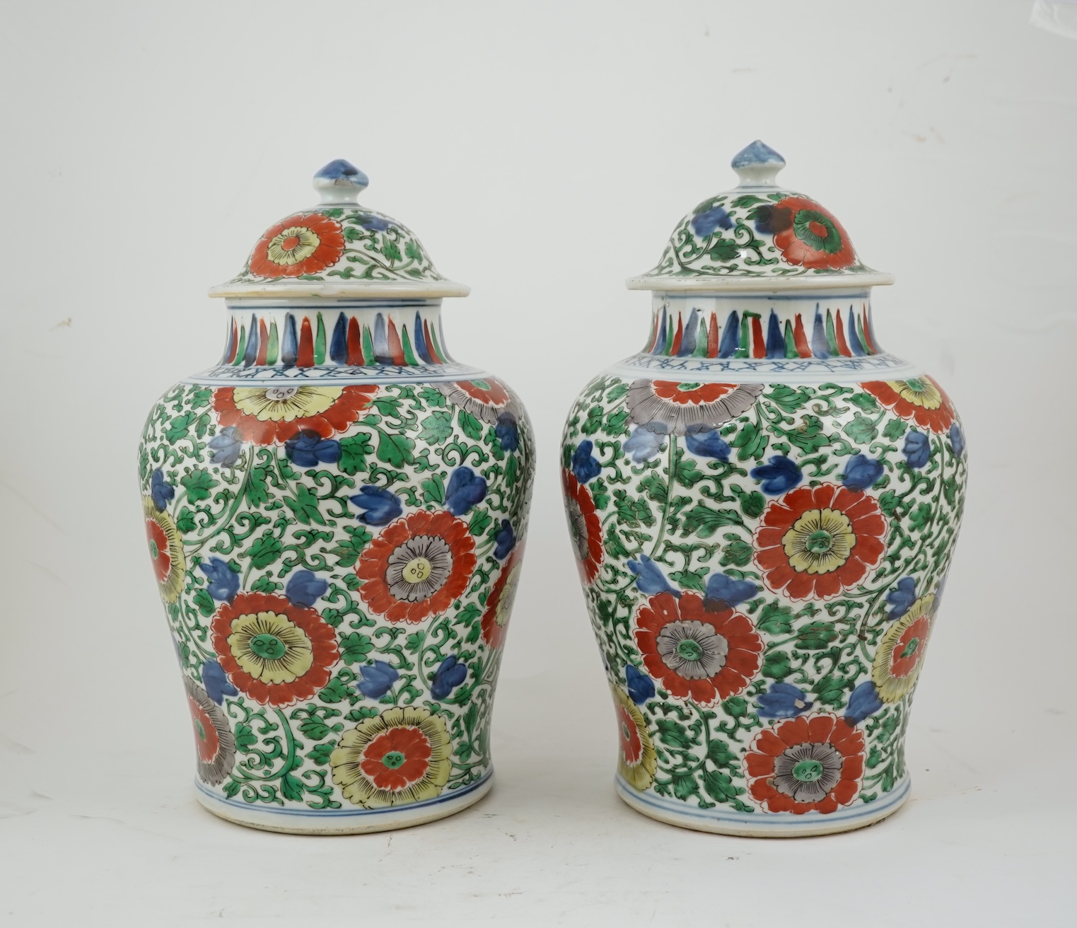 A pair of Chinese Transitional wucai vases and covers, Shunzhi / early Kangxi, late 17th century